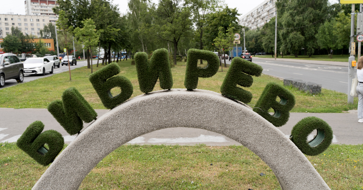 Красивый пейзаж с горами и озером